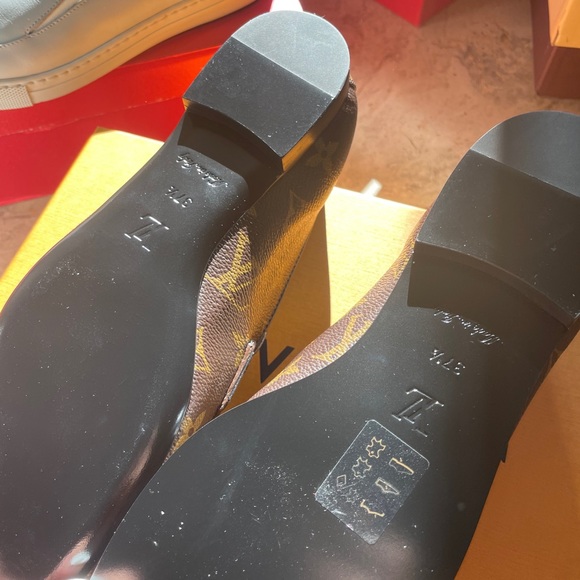 Brand new in box Louis Vuitton loafers - Picture 3 of 3